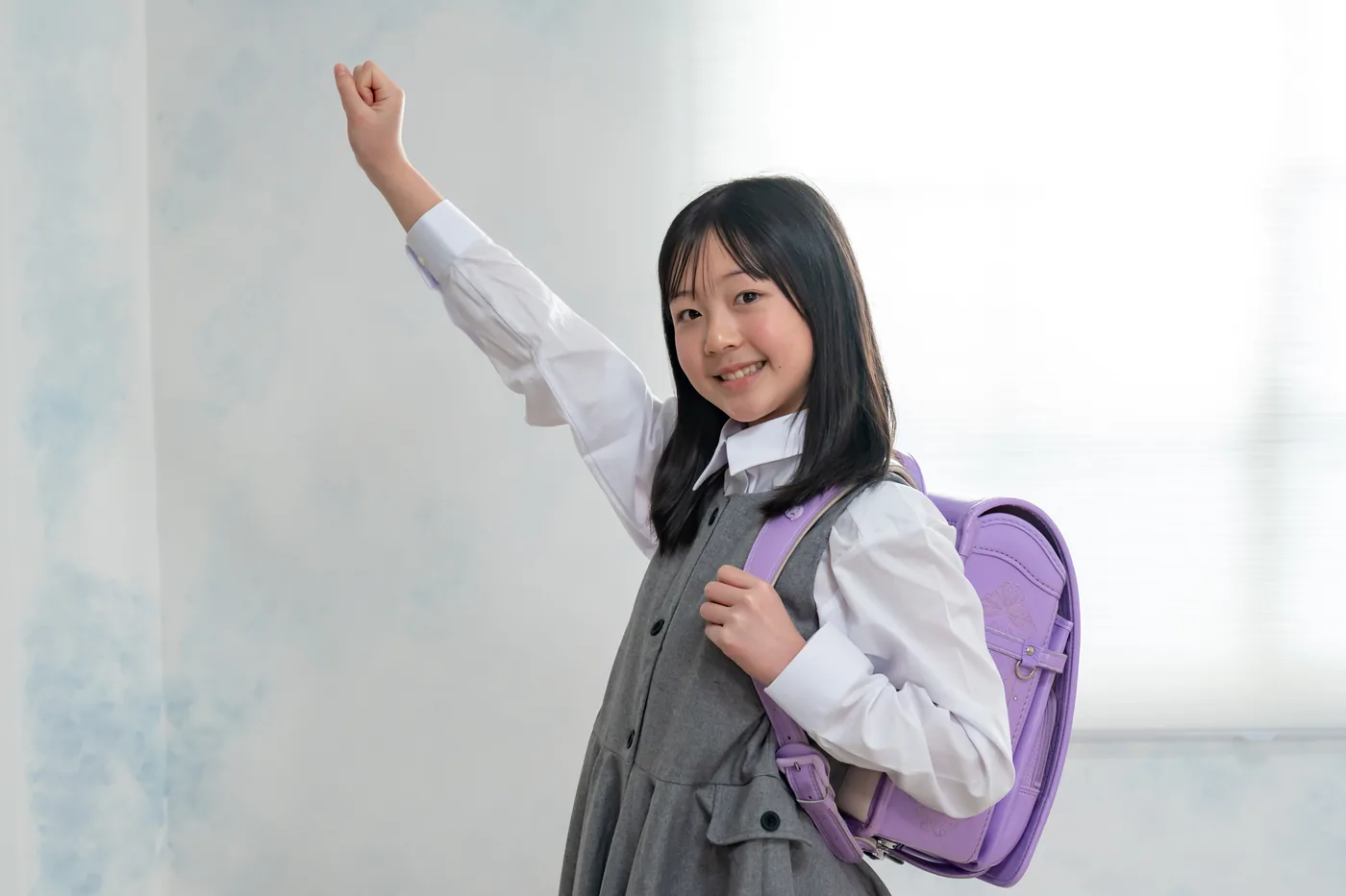 ランドセルを背負った小学生