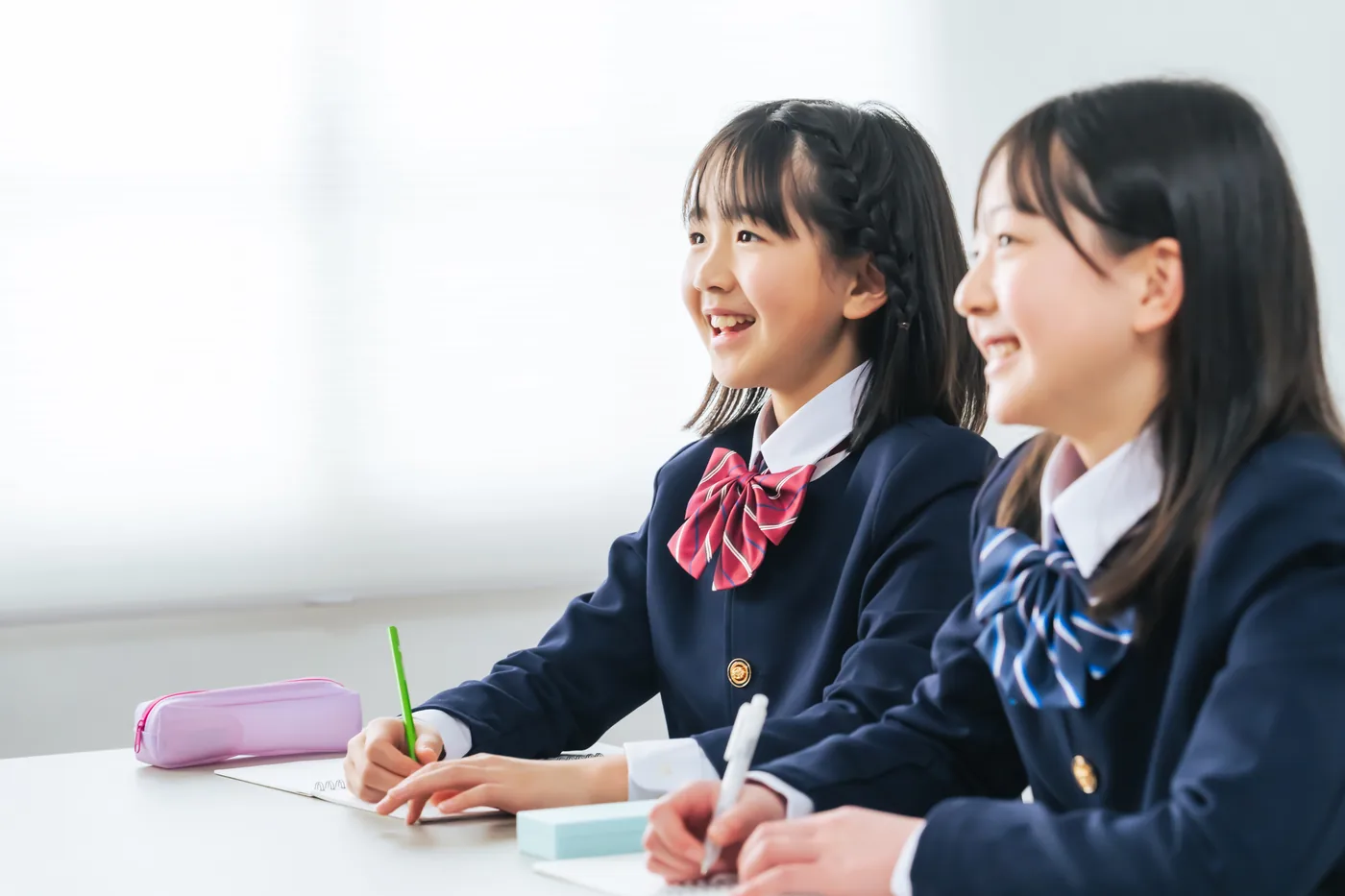 授業を受ける中学生