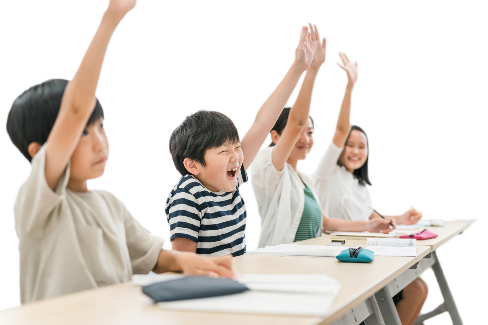 手を挙げる小学生たち